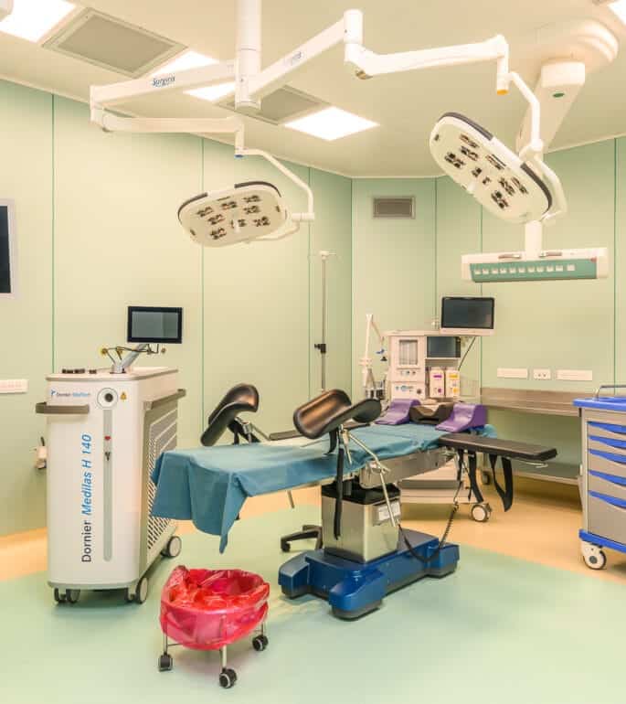 Bloc de texte 2: Salle d'intervention urologique équipée de matériel moderne et d'un éclairage chirurgical adapté, prêt à accueillir des interventions en urologie.
