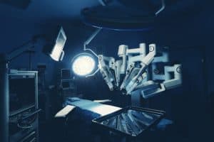 Tissu traditionnel d'un bloc opératoire en urologie, avec robot chirurgical pour interventions précises et minimales invasives.
