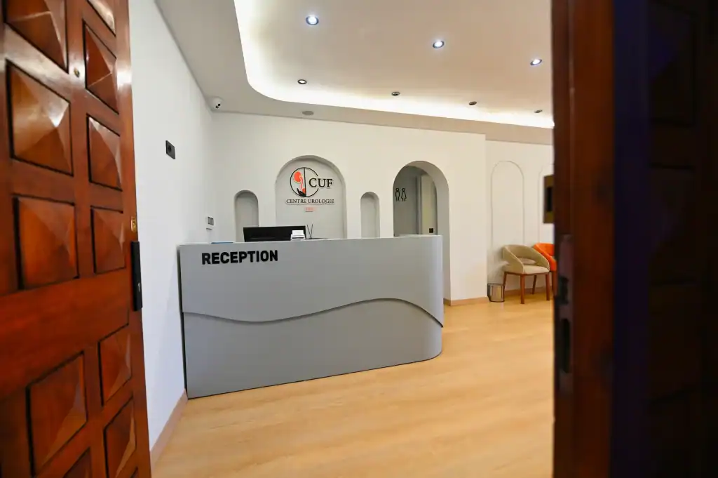 Porte d'entrée du centre urologie avec vue sur la réception et le logo Centre urologie Fès.