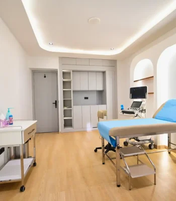 Salle d'examen urologique moderne avec équipement médical, lit d'examen et appareils de diagnostic dans un centre urologie à Fès.