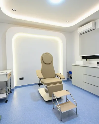Fișhier de salle d'examen urologique dans un centre médical moderne à Fès, équipée pour des examens et consultations en urologie.